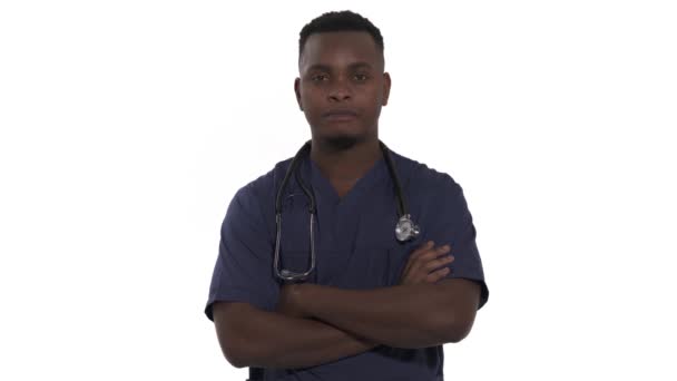 Portret Van Een Mannelijke Dokter Die Met Gekruiste Armen Staat — Stockvideo