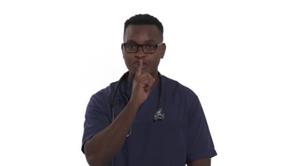 Afrikalı Amerikalı Doktor Gizlilik Sessizlik Işareti Gösteriyor Adam Parmağını Ağzının — Stok video