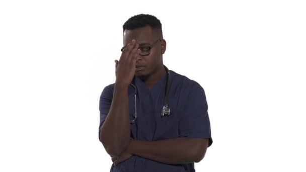 Mladý Doktor Brýlemi Prokazujícími Smrtelné Zklamání Neúspěch Lékařský Koncept Izolované — Stock video