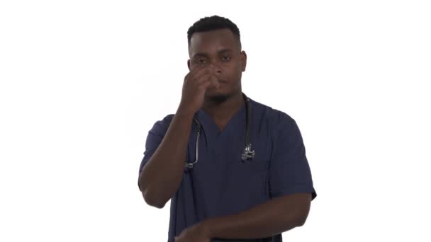 Κοντινό Πλάνο Ενός Άντρα Γιατρού Που Αγγίζει Πρόσωπό Του Κουνώντας — Αρχείο Βίντεο