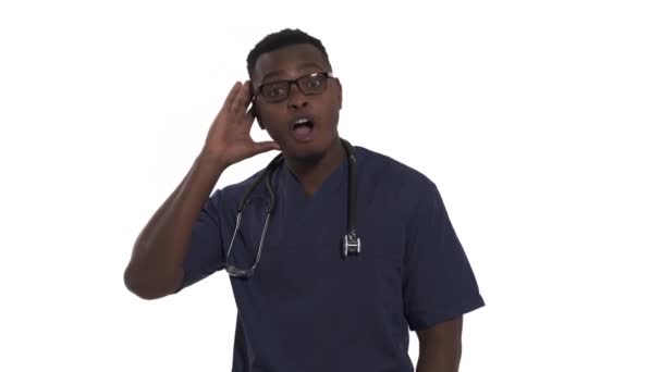 耳に手を置くハード聴覚男性医師のクローズアップ肖像誰かが話すか 慎重に耳を傾けるように求めている 人間の感情の表情 — ストック動画