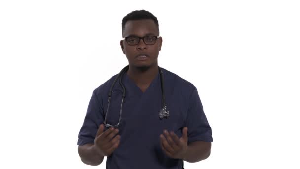 Σίγουρος Γιατρός Μιλάει Ποζάρει Στην Κάμερα Γιατρός Μιλάει Στον Ασθενή — Αρχείο Βίντεο