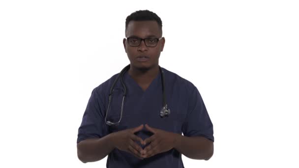 Jovem Médico Afro Americano Sério Dando Consulta Conceito Médico Isolado — Vídeo de Stock