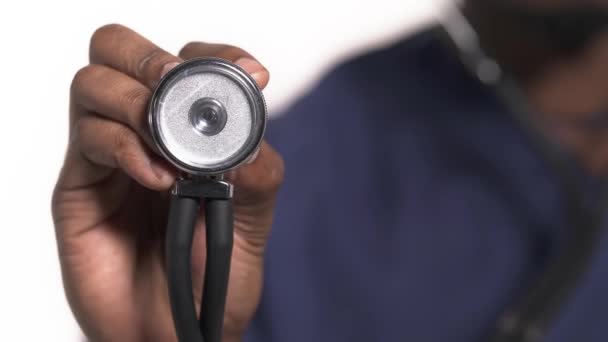 Arzt Mit Stethoskop Vereinzelt Auf Verschwommenem Hintergrund Selektiver Fokusschuss — Stockvideo