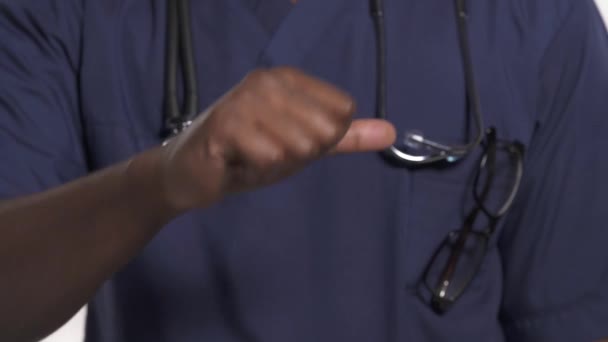 Nahaufnahme Eines Arztes Der Seine Missbilligungsgeste Demonstriert Indem Den Daumen — Stockvideo