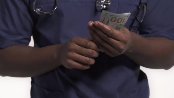 医師賄賂をカウントドルで クローズアップ 腐敗した薬だ 隔離された白い背景 — ストック動画