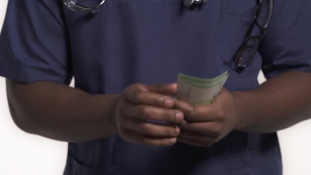 賄賂ユーロ紙幣を数える医者 クローズアップ 腐敗した薬だ 隔離された白い背景 — ストック動画