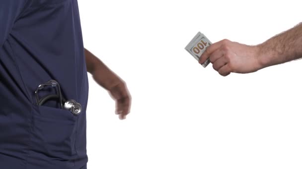 男性アフリカ人医師が患者に薬瓶を与える 違法薬物取引の概念 隔離された白い背景に — ストック動画