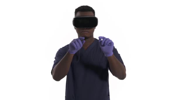Lekarz Profesjonalnych Rękawiczkach Medycznych Używający Okularów Dotykający Wirtualnych Przedmiotów Cybertechnologie — Wideo stockowe