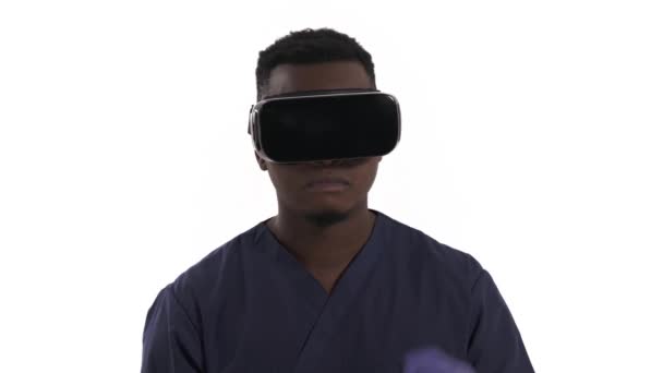 Lekarz Okularach Dotykający Wirtualnych Przedmiotów Cybertechnologie Medycynie Izolacja Białym Tle — Wideo stockowe
