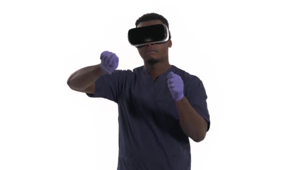 Zbliżenie Męskiego Lekarza Pracującego Ekranem Rzeczywistości Wirtualnej Okulary Białe Odizolowane — Wideo stockowe
