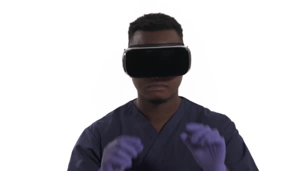 Lekarz Okularach Wirtualnej Rzeczywistości Symulujący Pracę Wirtualnym Interfejsie Izolacja Białym — Wideo stockowe