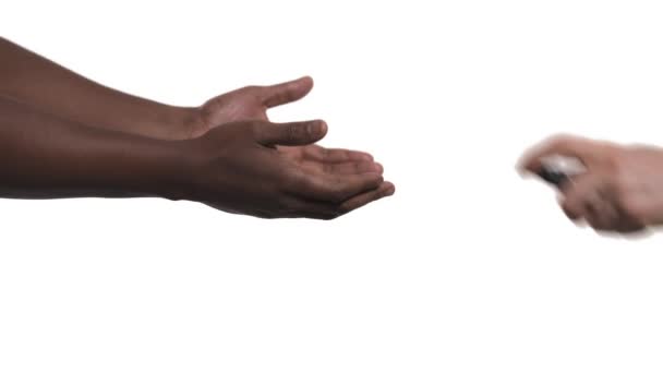 Närbild Den Kaukasiska Mannen Som Sprutar Desinfektionsmedel Afroamerikanska Manliga Händer — Stockvideo
