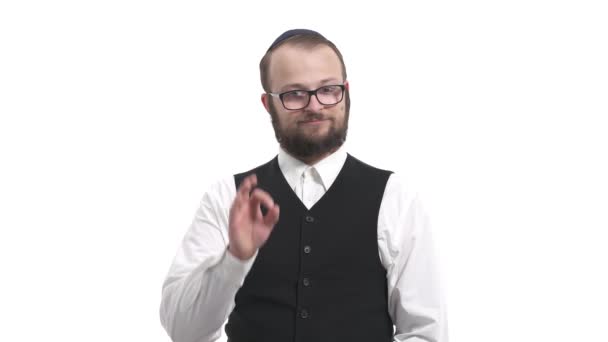 Cunning Male Jew Wearing Kipa Showing Sign Looking Camera Nodding — Stock Video