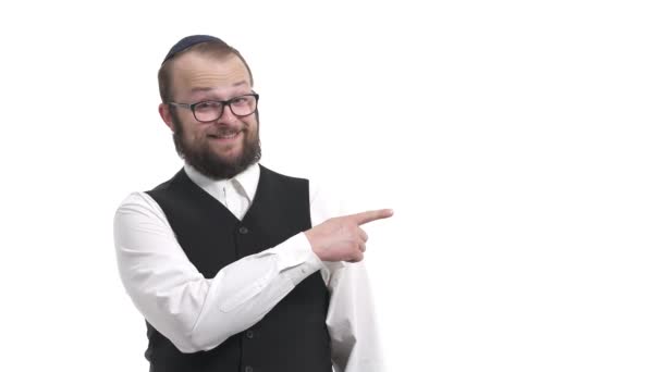 Porträtaufnahme Eines Jüdischen Mannes Der Zustimmend Mit Dem Zeigefinger Nach — Stockvideo