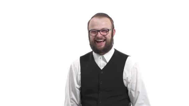 Close Portret Van Een Lachende Joodse Jongeman Geïsoleerd Witte Achtergrond — Stockvideo