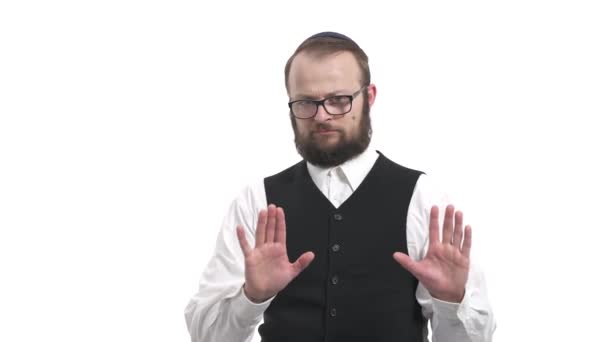 Серйозна Людина Тисячоліття Показує Знак Зупинки Концепція Мови Тіла Ізольовані — стокове відео