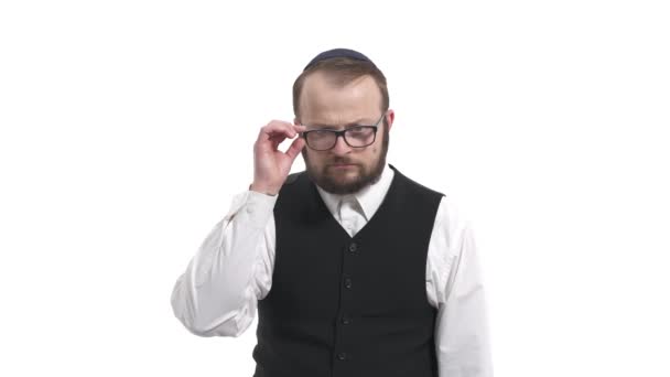 Primer Plano Hombre Usando Kippah Mirando Cuidadosamente Través Gafas Levantando — Vídeos de Stock