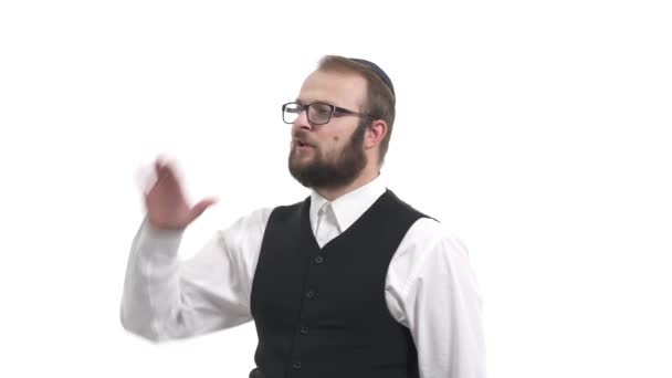 Widok Boku Żyda Kippa Krzyczącego Głośno Rękami Przy Ustach Izolacja — Wideo stockowe