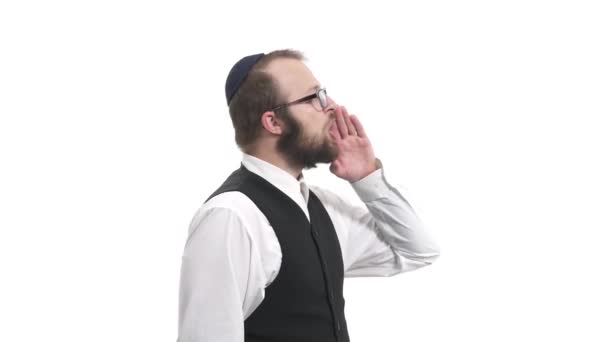 Vista Lateral Hombre Judío Que Llevaba Kippa Gritando Fuerte Con — Vídeo de stock