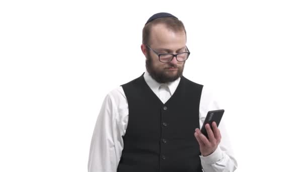 Stilig Manlig Jude Med Smartphone Händerna Tittar Skärmen Och Visar — Stockvideo