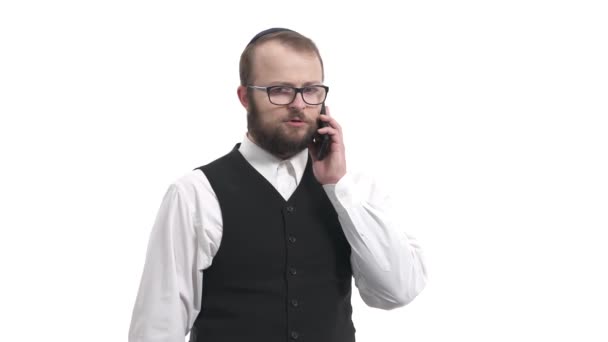 Ernstige Jonge Joodse Zakenman Staan Praten Mobiele Telefoon Witte Achtergrond — Stockvideo
