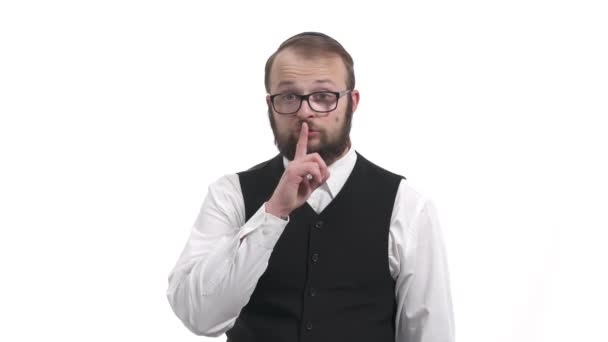 Ung Judisk Man Håller Pekfingret Läpparna Och Ber Tystnad Håller — Stockvideo