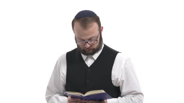 Primer Plano Del Hombre Judío Leyendo Torá Lectura Hebrea Biblia — Vídeo de stock