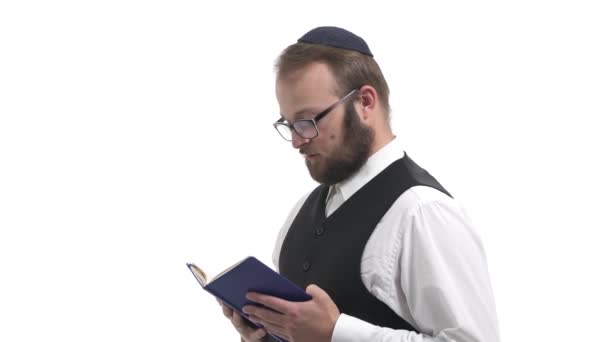 Вид Сбоку Еврея Читающего Тору Концепция Религии Изолированный Белом Фоне — стоковое видео