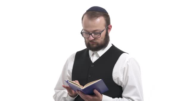 Еврей Переворачивает Страницы Время Чтения Торы Еврейское Чтение Библии Изолированный — стоковое видео