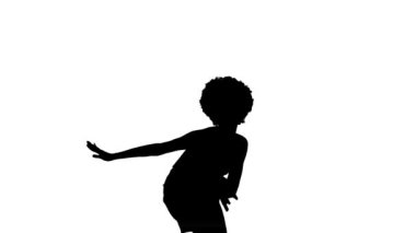 Profesyonel bir dansçının silueti şehvetli vücut anları yaratıyor, etrafında dönüyor. Ganimet dansı yapan bir kadın. İzole edilmiş, beyaz arkaplanda