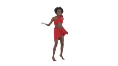 Kırmızı elbiseli Afrikalı dansçının Afrikalı geleneksel dansını ve etrafında dönüşünü tam uzunlukta çek. İzole edilmiş, beyaz arkaplanda