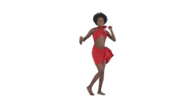 Geleneksel Afro dansı yapan Afrikalı bir kadının tam boy çekimi. Dansçı çömeldi ve ayağa kalktı. İzole edilmiş, beyaz arkaplanda