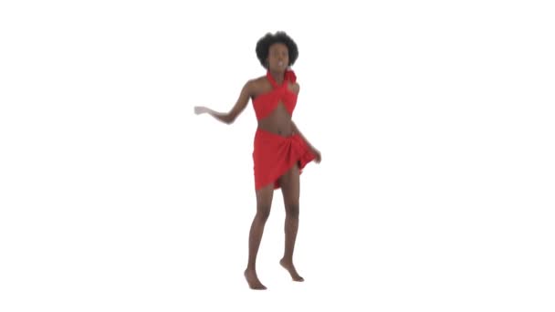 アフリカの伝統舞踊を披露し 振り向く赤い布を着たアフリカのダンサーの完全な長さのショット 隔離された白い背景に — ストック動画