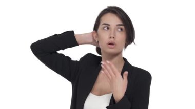 Beyaz ceketli genç bir kadının portresi, sıcaktan ya da havasızlıktan muzdarip. Beyaz arkaplanda izole