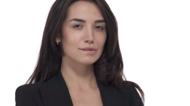 Genç beyaz iş kadınının kameraya bakıp dudağını ısırmasına yakından bakın. Beyaz arkaplanda izole