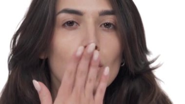 Kameraya hava öpücüğü gönderen beyaz bir kadının yakın portresi. Makro atış. Beyaz arkaplanda izole