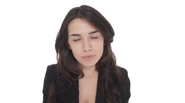 Beyaz tenli genç bir kadının kameraya öpücük gönderip göz kırparkenki görüntüsü. Beyaz arkaplanda izole