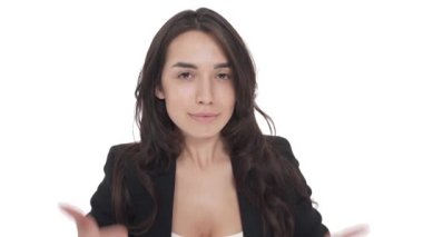 Ceketli mutlu beyaz kadın portresi başparmaklarını kaldırıyor ve gülümsüyor. Üst Manzara. Beyaz arkaplanda izole