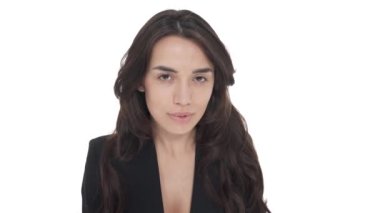 Kameraya bakıp dudak ısıran seksi beyaz kadın manzarası. Beyaz arkaplanda izole
