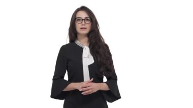 Kafkasyalı genç bir kadın çerçeveye giriyor. Gözlüklü öğretmen farklı taraflara işaret ederek ders veriyor. TV sunucusu hava tahmininden bahsediyor. Beyaz arkaplanda izole.