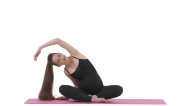 Yoga eğitimi. Kelebek pozunda oturan beyaz hamile kadın vücudunun üst kısmını esnetiyor. Beyaz arkaplanda izole.