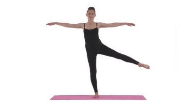 Hamile, beyaz kadın ayakta bacağını kaldırıyor. Denge ve güç egzersizleri. Beyaz arkaplanda izole