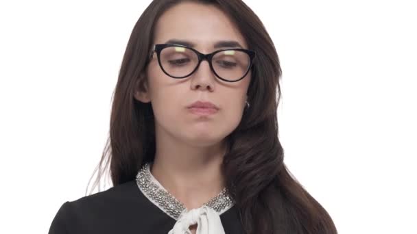 Kafkasyalı Genç Bir Kadının Sakız Çiğneyip Balon Şişirmesine Yakın Çekim — Stok video