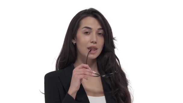 Portret Białej Kobiety Formalnej Kurtce Dotykającej Ust Okularami Pozowanie Kamery — Wideo stockowe