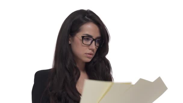 Retrato Senhora Negócios Caucasiana Irritado Óculos Examinando Documentos Com Raiva — Vídeo de Stock