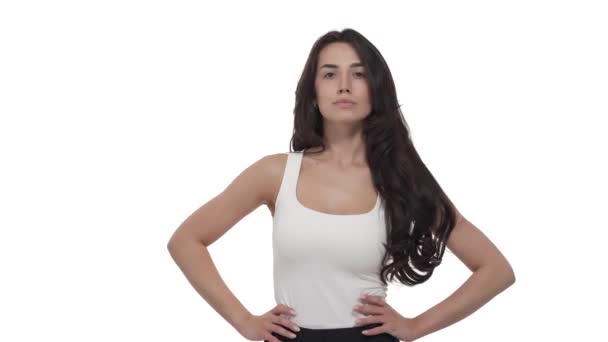 Портрет Молодой Самоуверенной Белой Женщины Мускулами Смотрящими Камеру Изолированный Белом — стоковое видео