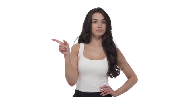 Potret Wanita Muda Kaukasia Menunjuk Kiri Dan Menggelengkan Kepala Terisolasi — Stok Video