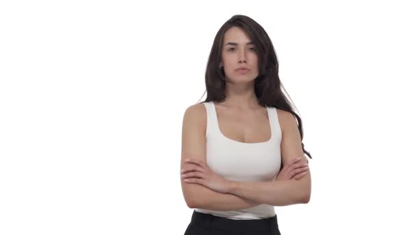 Młoda Biała Kobieta Odwraca Się Twarzą Kamery Krzyżuje Ramiona Gniewnym — Wideo stockowe
