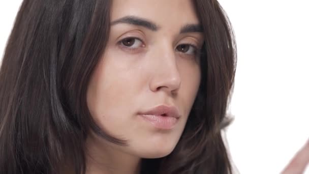 Närbild Vackra Kaukasiska Kvinna Visar Tystnad Gest Och Blinkande Makro — Stockvideo